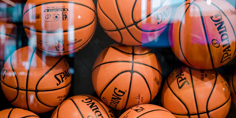 足球运动员梅西在比赛中带球突破防守球员